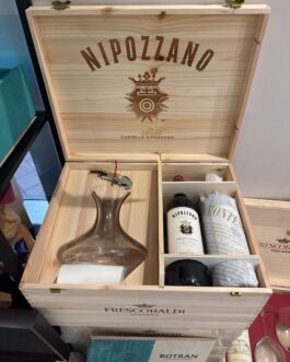 Cassa in Legno Nipozzano LUX – 4 Bottiglie + Decanter + Cavatappi Frescobaldi